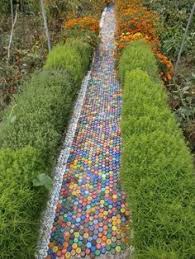 Hast Du Einen Garten Diese Wundervollen Gartendekorationen Werden Dich Zum Staunen Bringen Jardin De Botellas Diseno De Jardin Jardines
