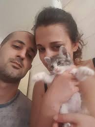 Foto orrenda, stanchi morti... ma volevamo fare le presentazioni ufficiali!  Ecco a voi, direttamente dal motore della mia macchina.... Micia Fanny! Per  ora ha un splendida suite con tutti i comfort in