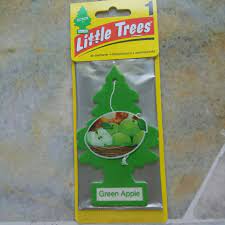 Car perfume, can easily make the car, the air is pleasant elegant, pure plant essential oil, pure flavor, unique scattered sweet woodiness cap technology, just put it hanging in proper place inside, the fragrance of fresh and pleasant it can send out. Little Trees Air Freshener Pewangi Kereta Car Parfume Shopee Malaysia