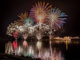 Le show pyrotechnique sera cette année 2021 plus court mais plus spectaculaire car tiré plus haut, de façon à. Le 14 Juillet 2021 En Val De Loire Val De Loire