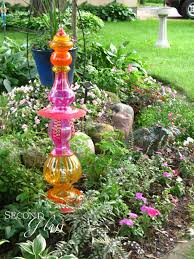 Easy 10 Diy Glass Yard Art Design Ideas For Your Garden Decor Glass Garden Art Glass Garden Garden Totem
