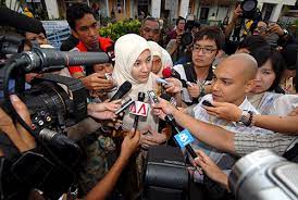 A member of the people's justice party (pkr), she is currently serving as the member of parliament (mp). Nurul Izzah Anwar Wikipedia