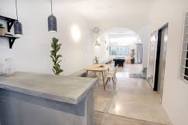 Lihat Rupa Jiran 58 Guesthouse Yang Diubahsuai Daripada Rumah Teres Lama In 2020 Guest House Home Dining Table