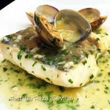 Debemos fijarnos que la merluza tenga una piel firme (no hace falta. Merluza En Salsa Verde Con Almejas De Carril Receta De Divina Cocina
