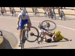 Auto belandt na ongeval rechtop tegen boom. Bob Jungels Crashes Sergio Higuita Out Of The Tour De France Youtube