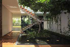 En Amenageant Un Jardin Interieur Emprunt De Quietude L Espace De Vie Prend Des Allures De Havre De Paix Jardin Interieur Jardins Comment Amenager Son Jardin