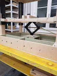 Um eine zusätzliche ablagefläche zu schaffen, wird die 190 x 60cm große holzplatte nun an den ecken mit 8 x 8cm großen ausschnitten versehen, auf die unteren querhölzer. Hohenverstellbarer Werkbank Werkbank Tisch Bauen Hubtisch