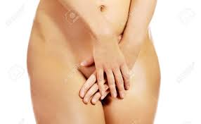 Hermosa Mujer Desnuda Tapándose Con La Mano. Fotos, retratos, imágenes y  fotografía de archivo libres de derecho. Image 65095262