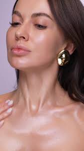 ✨ Effortless, Parisian glow! Descoperă iluminatoarele @L’Oréal Paris  Glotion în nuanțe versatile, ideale ca bază de machiaj, amestecate cu  fondul de ten sau aplicate strategic pentru un glow ...