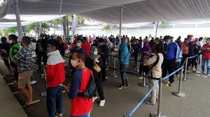 Suasana Antrean Rapid Test Antigen Di Stasiun Senen Siang Tadi