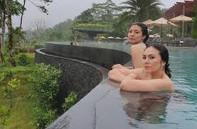 She is an indonesian actress. Seksi Berbikini Wulan Guritno Dan Shalom Bikin Penasaran Gak Insecure Matamata Com