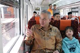Originally presented to tok temong by sultan muzaffar riayat shah i on his installation as the first sultan of perak but later returned to be royal regalia of perak. Photos Of Sultan Nazrin And Family Using The Public Transport Show Their Humility