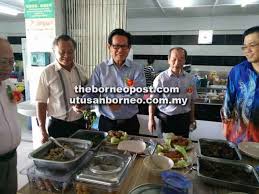 Terjemahan frasa kantin sekolah dari bahasa indonesia ke bahasa inggris dan contoh penggunaan kantin sekolah dalam kalimat dengan terjemahannya: Kebersihan Kantin Jual Makanan Berkhasiat Perlu Ditekankan Lee Utusan Borneo Online