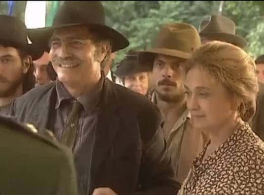 Tarcísio brilha em uma de suas mais belas e memoráveis performances como Berdinazzi em O Rei do Gado, ao lado da maravilhosa Eva Wilma. Um clássico que retorna para mais uma reprise em fevereiro no ...