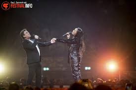 Diggy dex vannacht was heftig je krijgt van mij een dikke tien, ohoh 'k ging voor je lichaam daarna zou ik wel verder zien, ohoh. De Vrienden Van Amstel Live 2019 Foto Op Festivalinfo