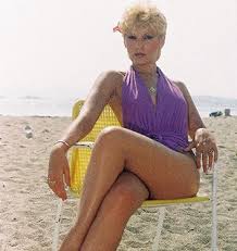 Το γεγονός ότι φορούσε παντελόνι είχε ως αποτέλεσμα να την γλιτώσει από τον. Kaith Finoy To Kayto Koritsi Twn 80 S Design Magazine