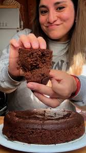 Torta económica de chocolate , para mí la más rica y esponjosa de todo el  condado ☝🏻😌.Necesitas:- 1 taza de leche y 1 cucharada de vinagre- 2  huevos- Media taza de aceite (120ml)