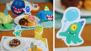 Das kikaninchen kikaninchen und ein eichhörnchen spielen tellerspringen auf dem wasser Monsterparty Kika