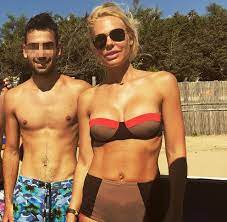 L'importante è arrivare in punta di piedi. Ilary Blasi Tre Figli E Un Fisico Al Top A Pochi Mesi Dal Parto La Conduttrice Si Mostra Splendida In Bikini Al Mare