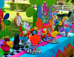 Mettre fin au règne de terreur de la reine rouge. Alice Au Pays Des Merveilles Disney Film Qui Inspire Deco Festive Archzine Fr