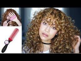 Warum Kelly Eine Denman Brush Fur Ihre Naturlocken Nutzt Naturlocken Tools Styling Locken Curly Hair Styles Denman Brush Curly Hair Care