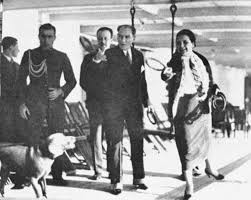 Gazi Mustafa Kemal Ataturk Ve Sevdigi Kopegi Fox Goruntuler Ile Galeri Fotograf Savasci Kadin