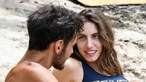 Elena nicolosi, elisa cona and beatrice marchetti. Isola Dei Famosi E Nato L Amore Tra Due Naufraghi