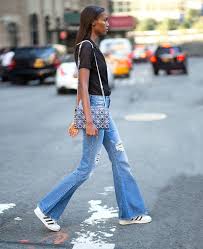 Calça Flare Esta Na Moda 2018 Flare Flats Steal The Look Calca Flare Com Tenis Look Com Calca Calca Flare