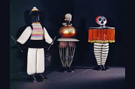 Explore How Performance Art Got Its Central Place In The Program Of Bauhaus School Of Design Through Avant Garde Stage Wor Bauhaus Art Bauhaus Bauhaus Textiles