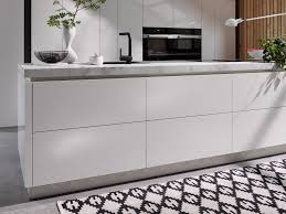 het marmeren blad komt zo mooi tot zijn recht in deze greeploze witte keuken de zwarte kraan en spoelbak verkopen witte marmeren keuken keuken ontwerp keuken