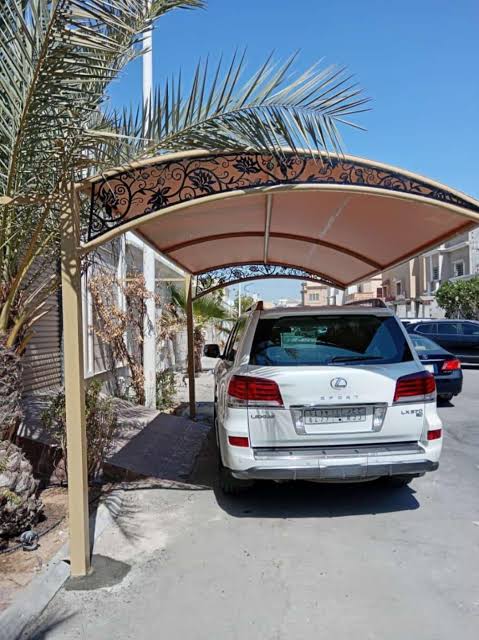 مظلات سيارات حديثة في مكة