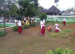 Semangat kekeluargaan dan gotong royong menjadi kebiasaan bagi masyarakat indonesia. Awal Masuk Sekolah Mim 10 Karang Anyar Gotong Royong
