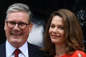 Shin Min Daily News 新明日报-  【国际】英首相陷'衣橱门'丑闻宣布不再收服饰赠礼英国首相斯塔默卷入馈赠丑闻，为挽救名声，首相府宣布斯塔默将不再接受服饰类赠礼。  英媒早前报道，自2019年12月以来，斯塔默已申报总值超过10万英镑（17万2000新元）的礼物、福利和款待 ...