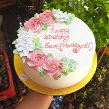 We have thousands of simple birthday cake decorating ideas for people to optfor. Simple Creamy Floral Birthday Cake