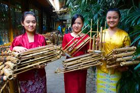 Suaranya yang sermarak dan rincik dihasilkan oleh alat musik ritmis ini alat musik calung. Angklung Keindahan Harmoni Nada Bambu Dari Tatar Sunda Traverse Id
