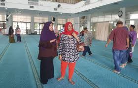 Panitia yang terdiri dari pemuda dan orang tuan warga rw 13, bekerja dengan ebgitu. Kali Pertama Masuk Masjid Walaupun Sudah 35 Tahun Berjiran Hidayah Centre Foundation