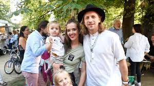Milan hnilička (born june 25, 1973) is a czech former ice hockey goalie who played in the national hockey league for the new york rangers, atlanta thrashers and the los angeles kings and politician. Celebrity Doprovodily Sve Prvnaky A Druhaky Znovu Do Skol Cnn Prima News