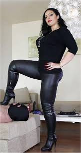 Lifestyle influencer, male trainer expert. Ezada Sinn Femdom