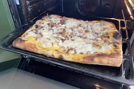 Ungete una teglia con un po' di olio extravergine d'oliva e stendete leggermente l'impasto per la seconda lievitazione, oppure formate dei panetti se volete realizzare delle pizze singole, quindi mettetelo all'interno del forno spento a lievitare per almeno 1 ora e mezza. Pizza In Teglia Fatta In Casa Consigli Per Far Lievitare E Maturare L Impasto