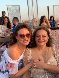 ألمانية تنفق كل ما تملك على وشم كامل جسمها. Llwoc Ftuswlwm