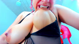 mordiendo pezones duros