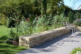www vereal lu muret en pierre terrasse rosiers amenagement jardin idee deco jardin parement pierre exterieur