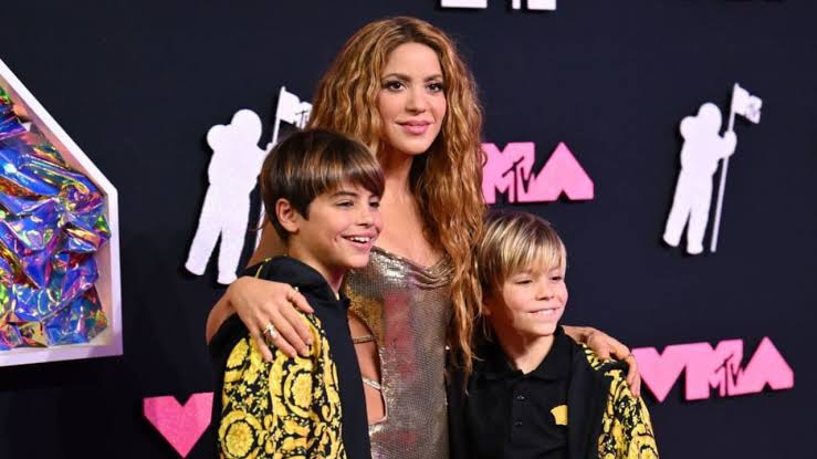 Shakira e hijos en VMAs 2023: así desfilaron Sasha y Milan junto a la  cantante | Univision Famosos | Univision