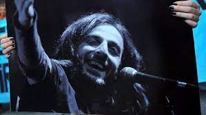 Geleneksel karadeniz müziği ile rock'n'roll müziği sentezleyerek kendi tarzını yaratan laz müzisyen. Kazim Koyuncu Pioneering Laz Musician