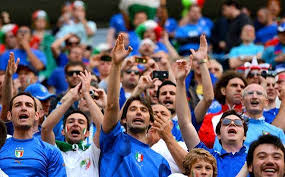 Die italienische fußballnationalmannschaft (italienisch nazionale di calcio dell'italia) der männer ist die auswahlmannschaft des italienischen fußballverbandes federazione italiana giuoco calcio (figc). Warum Italien Fans Seven Nation Army Von Den White Stripes Singen Goal Com