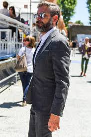 スーツが似合うカラダとは？デキる男の着こなしへと導く筋肉と家トレを紹介 | メンズファッションメディア OTOKOMAE / 男前研究所