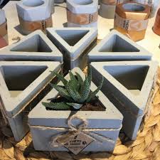 Dekorasyon trendlerinde uzun bir süredir doğal malzemeler ön plana çıkıyor. Beton Saksi Eskenar Ucgen Beton Saksi Ve Aksesuarlar