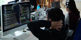 Excellent designers, with extensive portfolios and more than five years of work under their belts, will likely have an average graphic designer salary between $51,000 and $71,000 per year, or $25 to $34 per hour. How To Become A Web Developer In 2021 Complete Guide