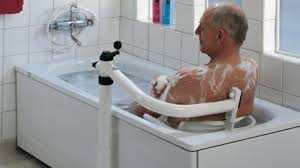 Badewanne über 170 x 75 cm länge. Ratgeber Badewanne Mit Hilfsmitteln Selbstandig Nutzen Sturzunfalle Vermeiden Online Wohn Beratung De