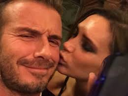 Victoria Beckham se lâche et offre un doux baiser à son mari David